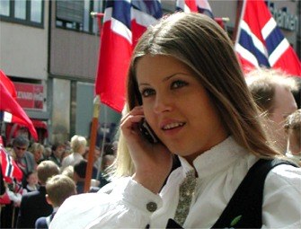 Mobiltelefon og bunad Mobiltelefon og bunad