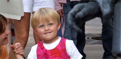 Pike som ser på levende statue Pike som ser på levende statue