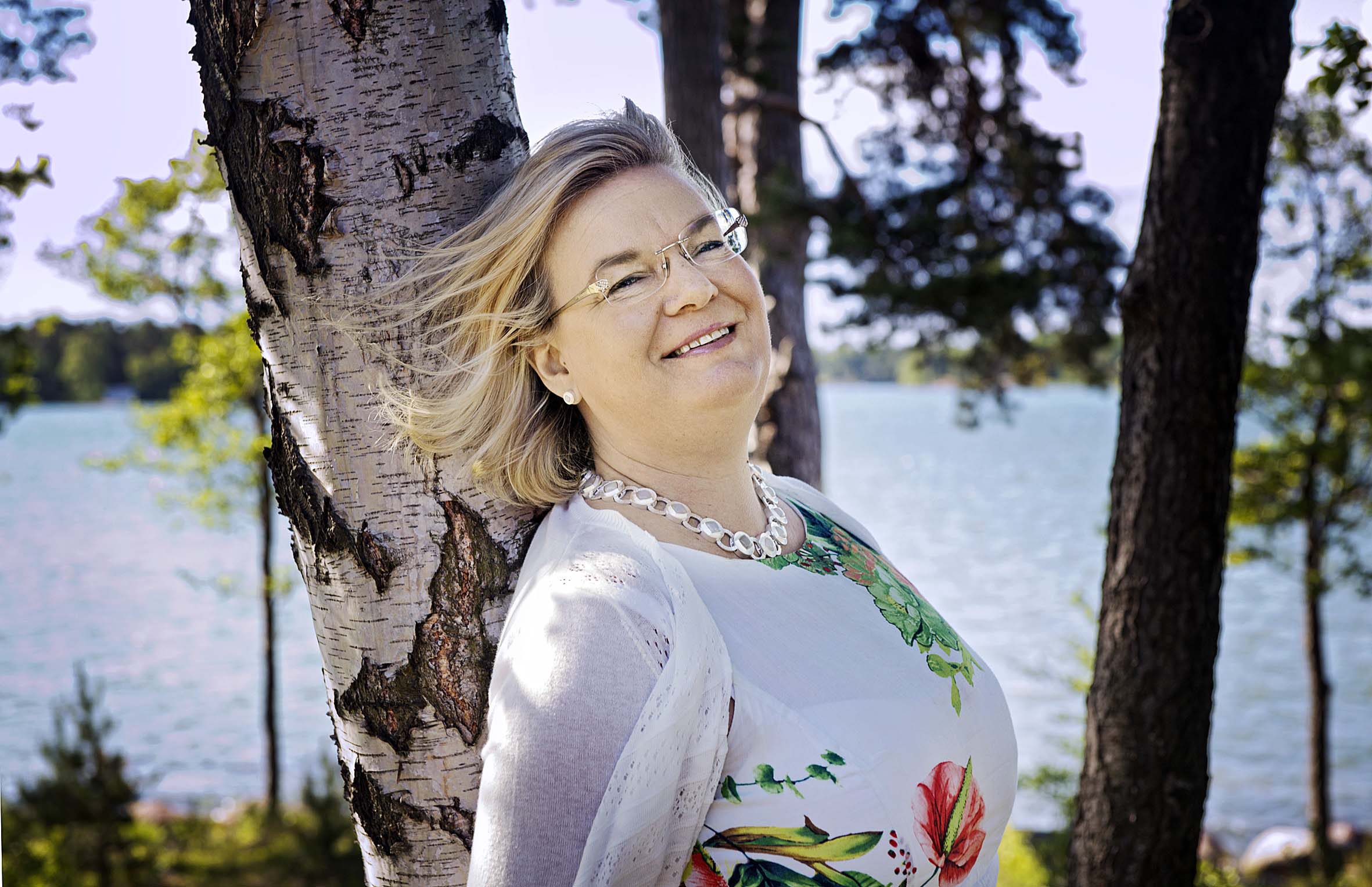Gunvor Kronman vid björk