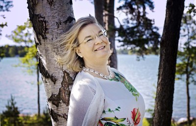 Gunvor Kronman vid björk