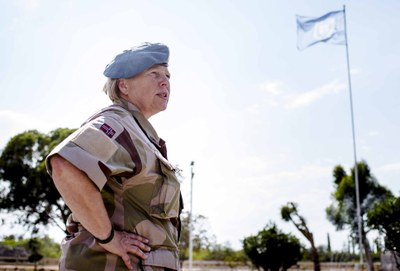 Kristin Lund, UNFICYP vid flagga Kristin Lund, UNFICYP vid flagga