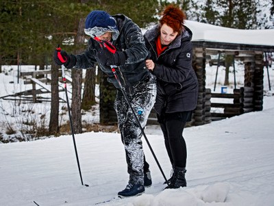 Skidåkande flykting 1