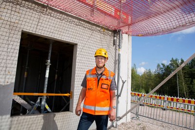 Harry Kaponen vid ett husbygge med skyddsnät