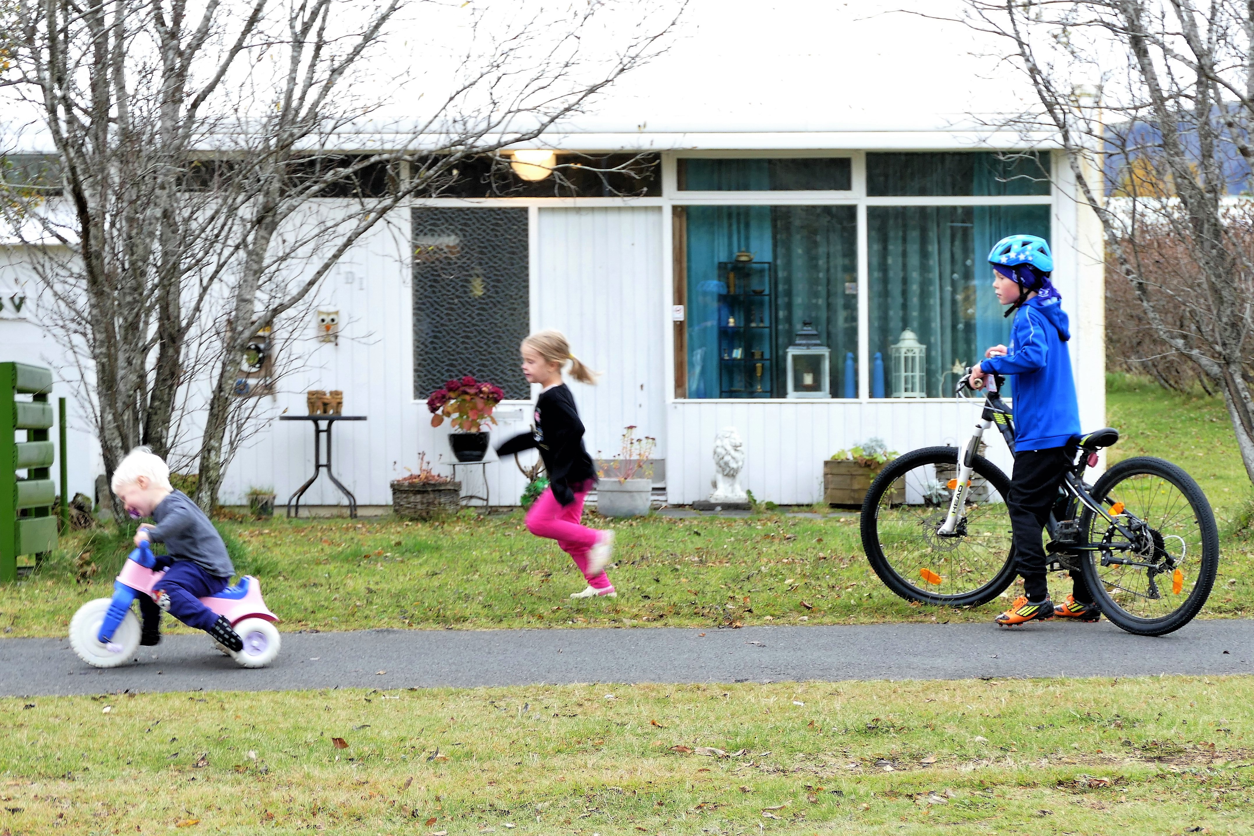 Isländska barn på cykel