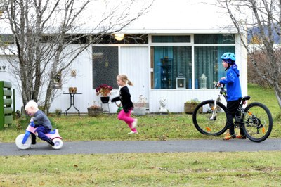 Isländska barn på cykel