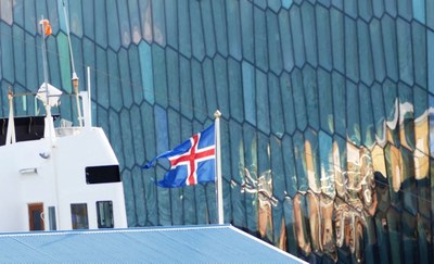 Isländska flaggan vid Harpa