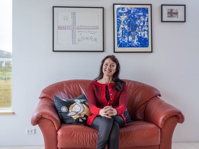 Kristina Háfoss i sofa