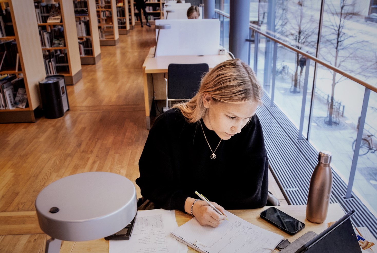 Student på bibliotek i Luleå