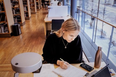 Student på bibliotek i Luleå