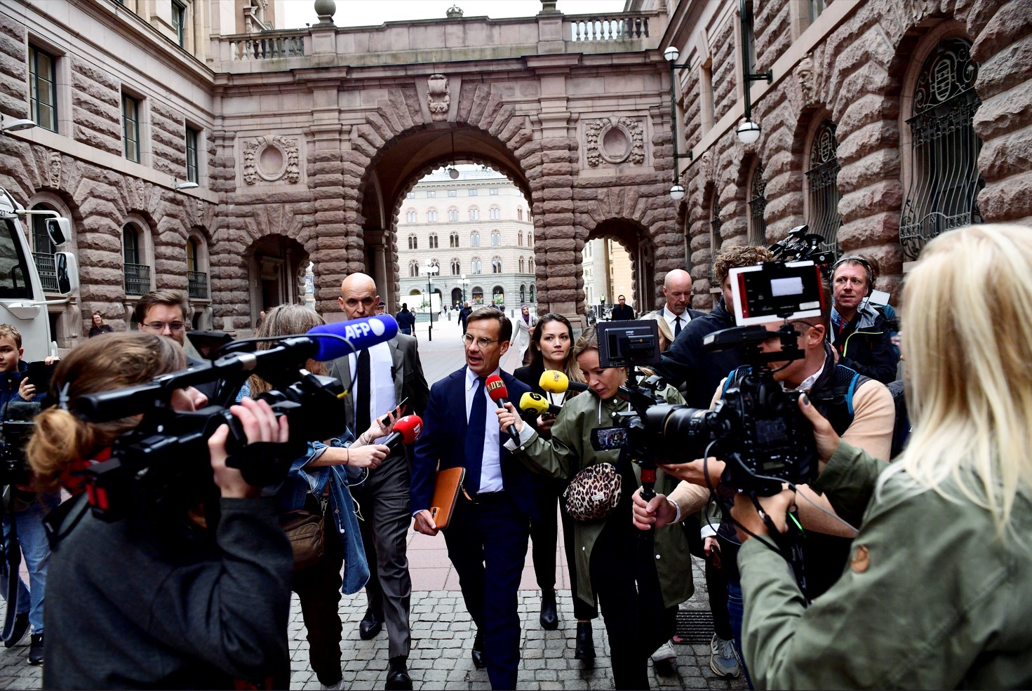 Ulf Kristersson på väg till talmannen