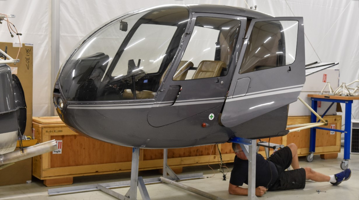Helikopter med man som skrur