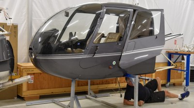 Helikopter med man som skrur