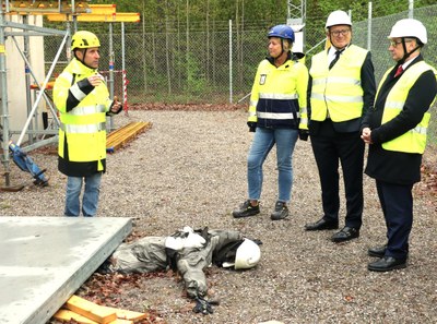 Nicolas Schmit framför ihjälklämd docka
