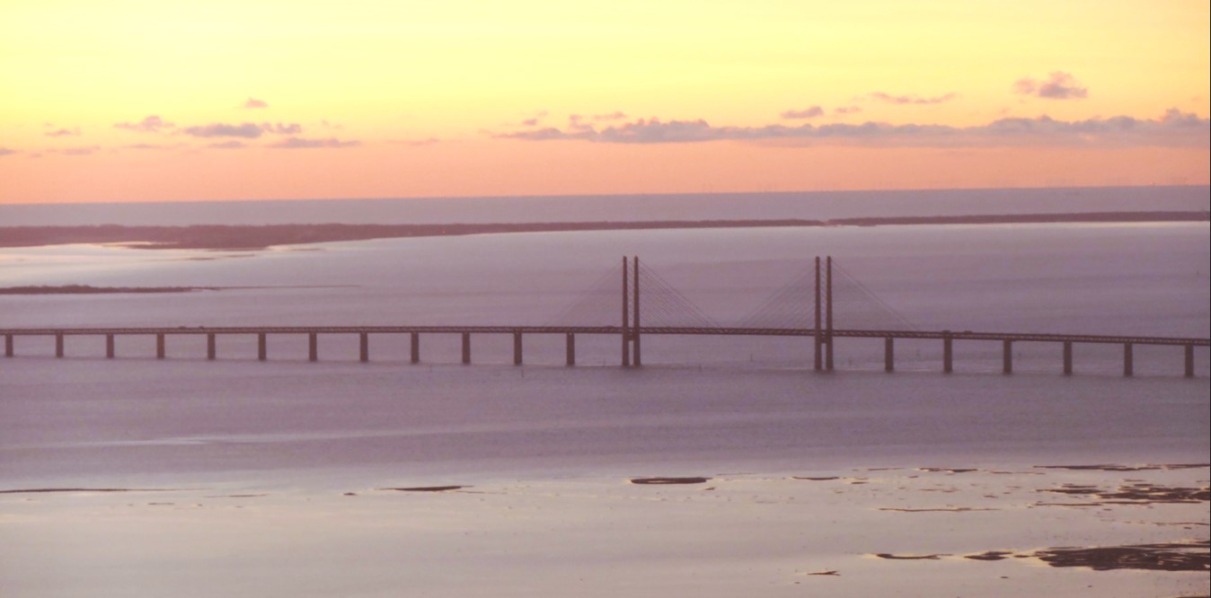 Öresundsbron i morgonljus