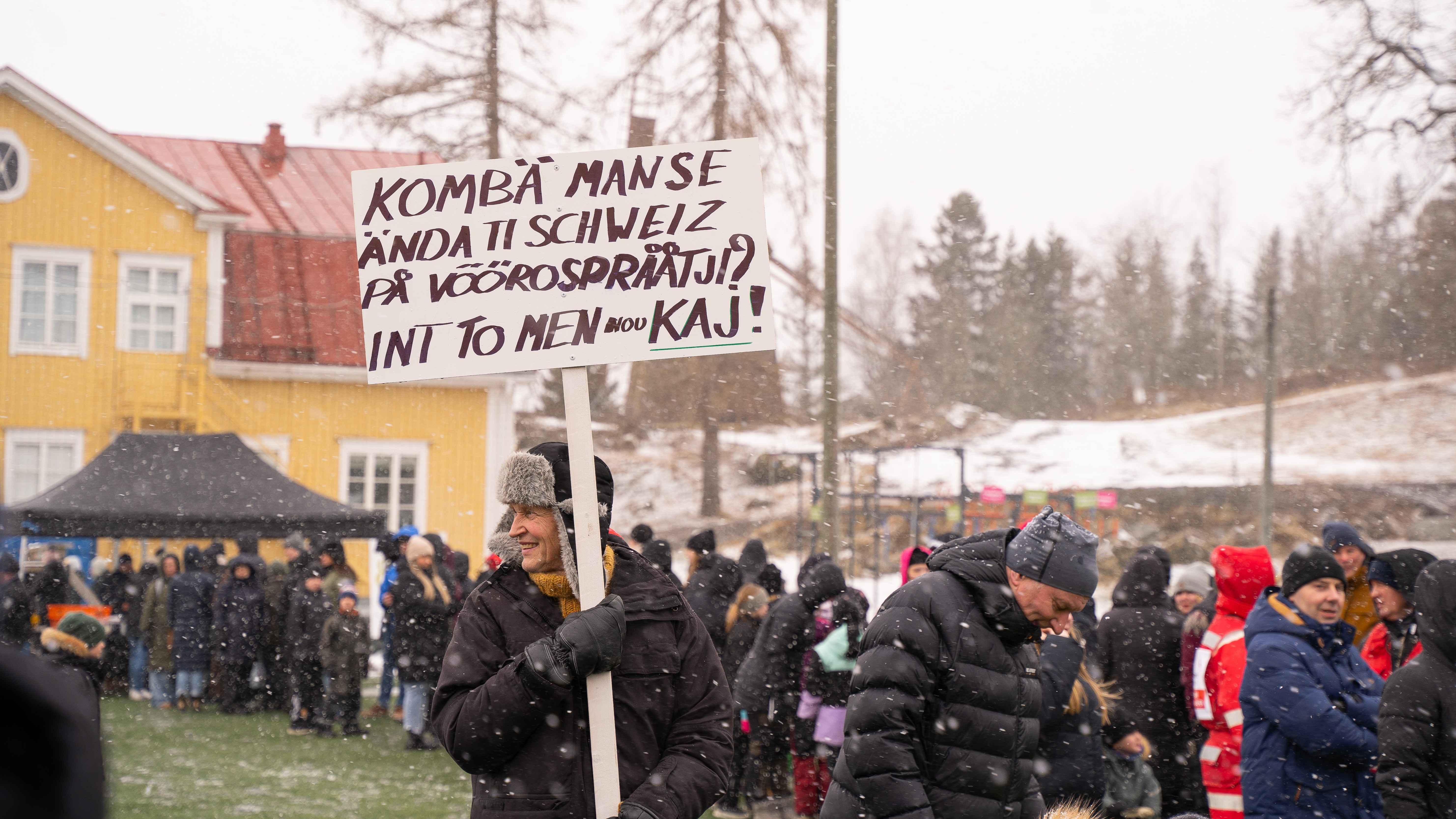 Många av Kajs sånger framförs på tydlig Vörådialekt - det uppskattas i hemkommunen. Där hoppas man på framgång också i Eurovisionstävlingen i Basel i maj. Foto: Vörå kommun