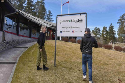 Kikki Lindset, Oskar Danielsson, Grensetjänsten Norge-Sverige, ute, foto: Line Scheistrøen