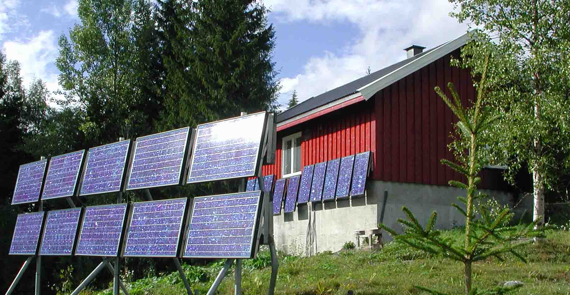 Solpanel och rött hus