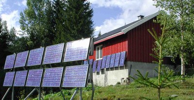 Solpanel och rött hus Solpanel och rött hus
