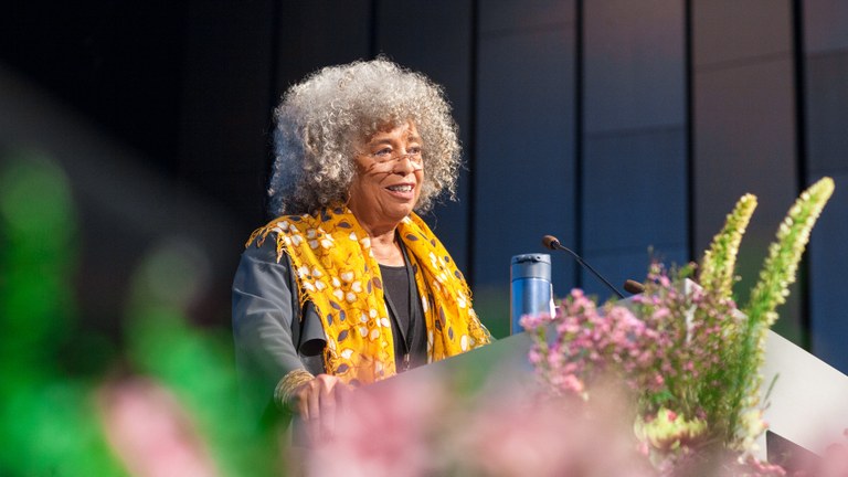 Angela Davis i Reykjavik: Vi måste se de strukturella krafterna som stöttar våldet Angela Davis i Reykjavik: Vi måste se de strukturella krafterna som stöttar våldet
